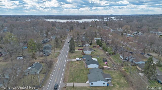 945 N Commerce Road N, Commerce Charter Township, MI 48382