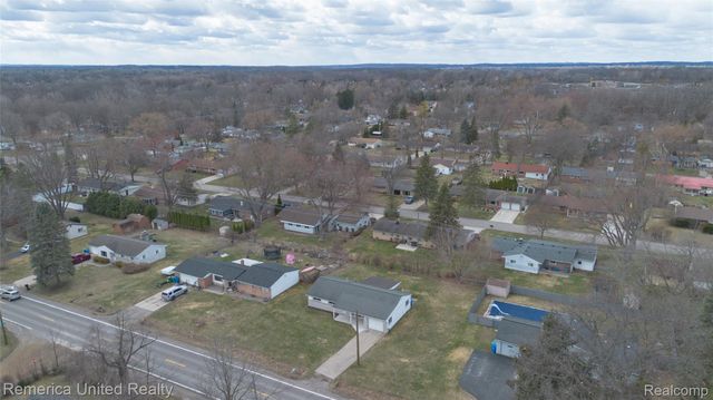 945 N Commerce Road N, Commerce Charter Township, MI 48382