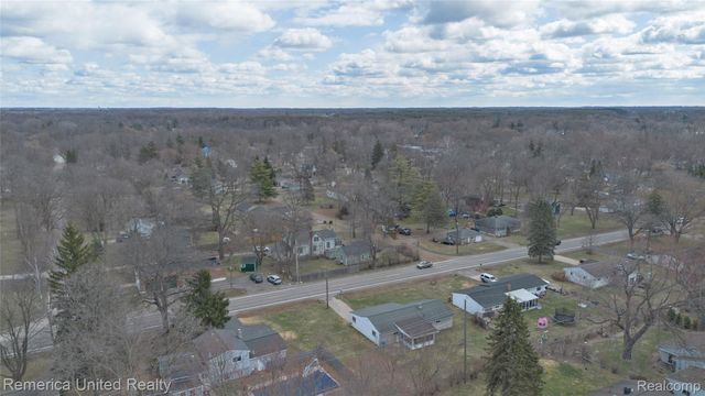 945 N Commerce Road N, Commerce Charter Township, MI 48382