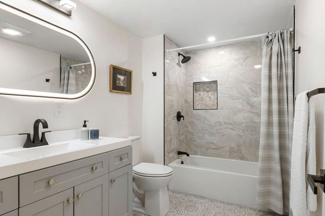 34 School House Ln, Billerica, MA 01821