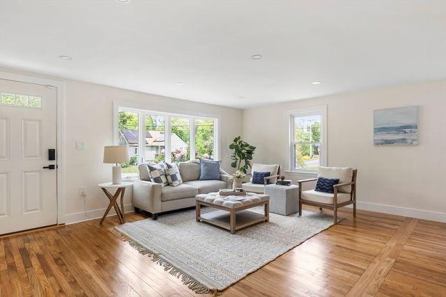 34 School House Ln, Billerica, MA 01821
