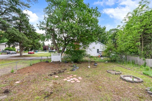 34 School House Ln, Billerica, MA 01821