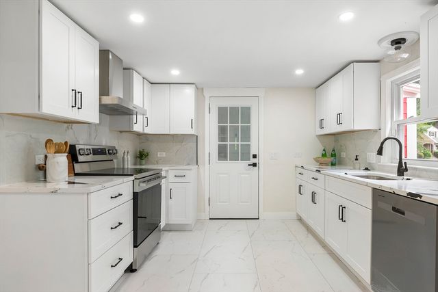 34 School House Ln, Billerica, MA 01821