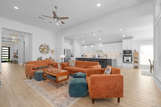1713 FIELD BRK, Seguin, TX 78155