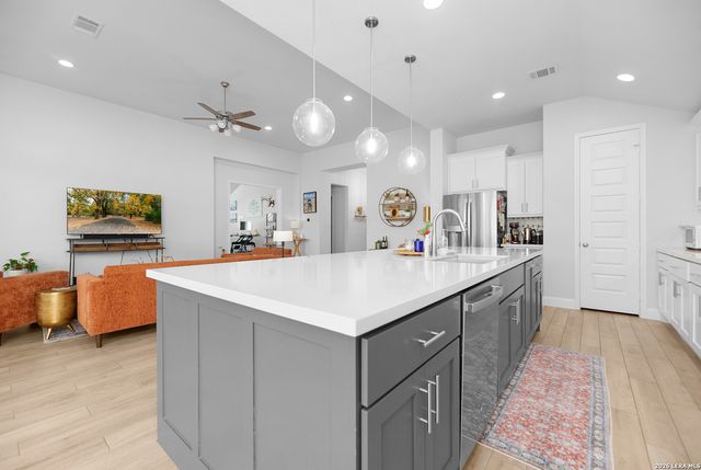 1713 FIELD BRK, Seguin, TX 78155