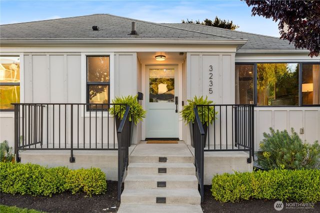 3235 W Viewmont Way W, Seattle, WA 98199