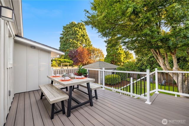 3235 W Viewmont Way W, Seattle, WA 98199