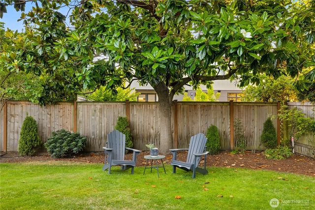 3235 W Viewmont Way W, Seattle, WA 98199
