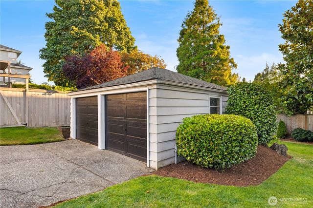 3235 W Viewmont Way W, Seattle, WA 98199
