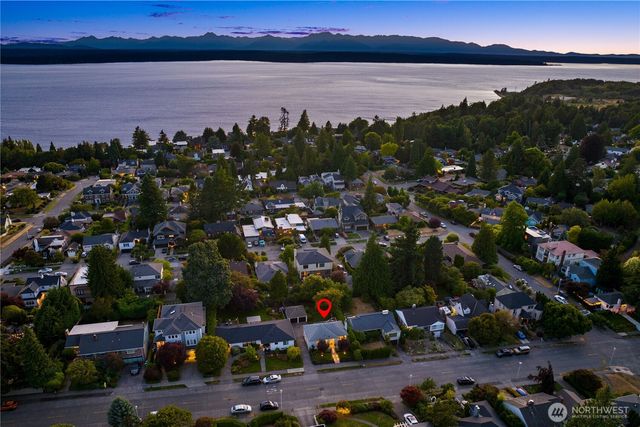 3235 W Viewmont Way W, Seattle, WA 98199