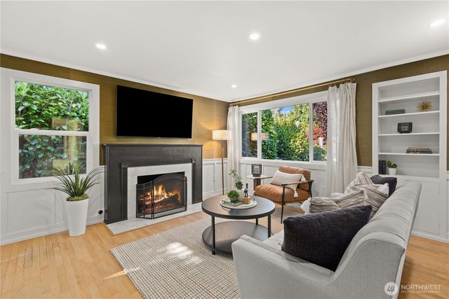 3235 W Viewmont Way W, Seattle, WA 98199