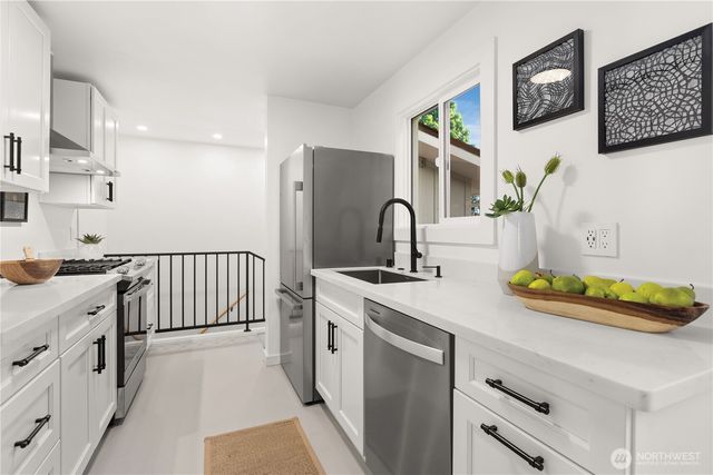3235 W Viewmont Way W, Seattle, WA 98199