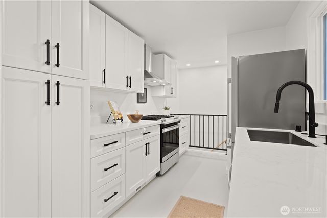 3235 W Viewmont Way W, Seattle, WA 98199