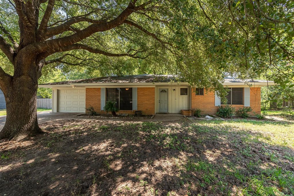 504 Redbud Street, Caldwell, TX 77836