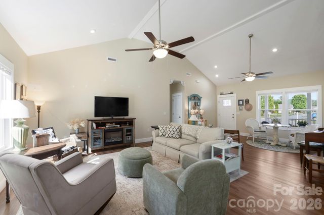 143 Beechnut Drive, Hendersonville, NC 28739