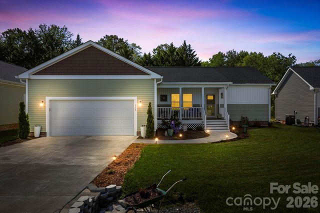 143 Beechnut Drive, Hendersonville, NC 28739