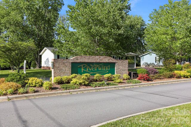 143 Beechnut Drive, Hendersonville, NC 28739