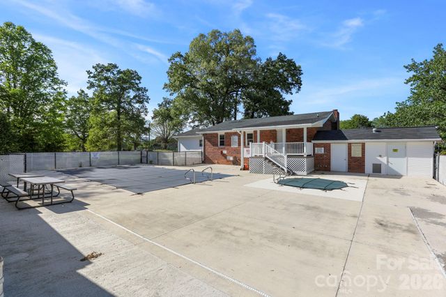 143 Beechnut Drive, Hendersonville, NC 28739