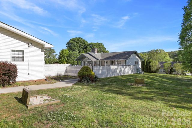 143 Beechnut Drive, Hendersonville, NC 28739