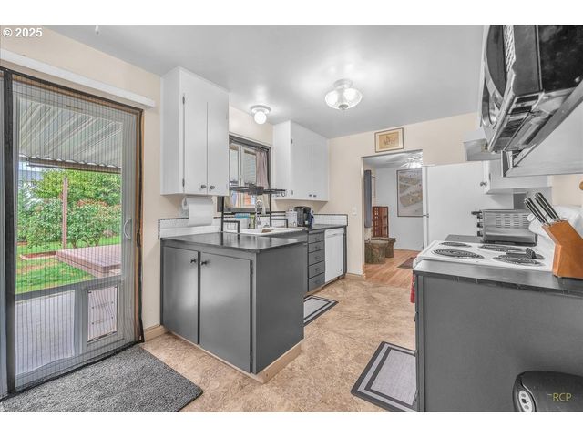 943 OREGON Way, Woodburn, OR 97071