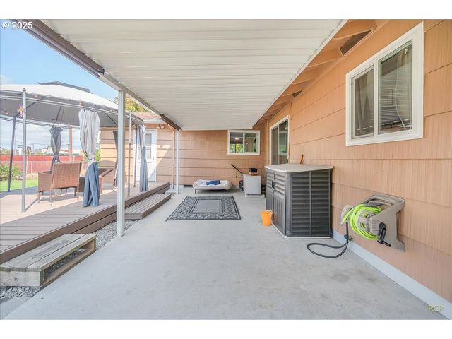 943 OREGON Way, Woodburn, OR 97071