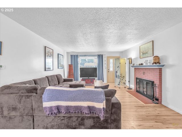 943 OREGON Way, Woodburn, OR 97071