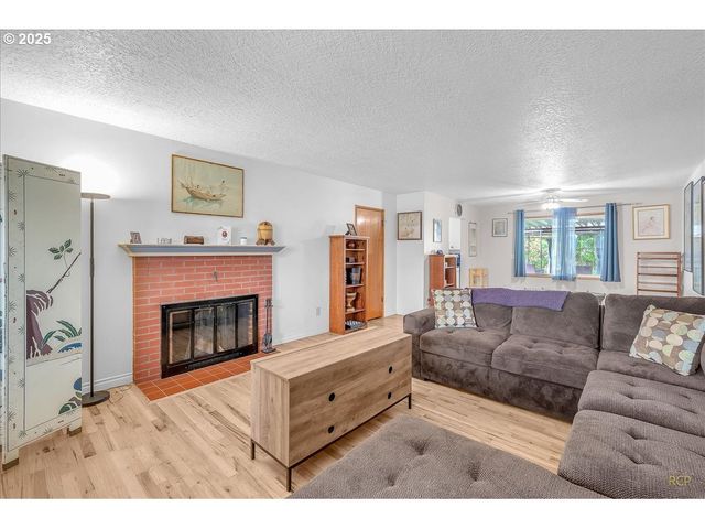 943 OREGON Way, Woodburn, OR 97071