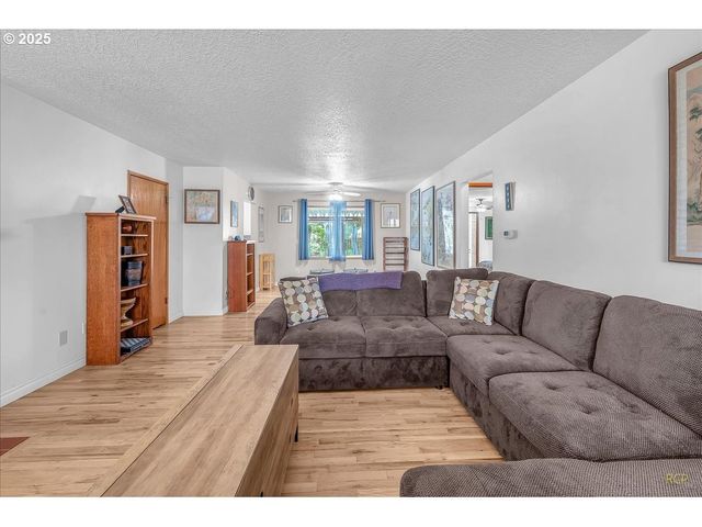 943 OREGON Way, Woodburn, OR 97071