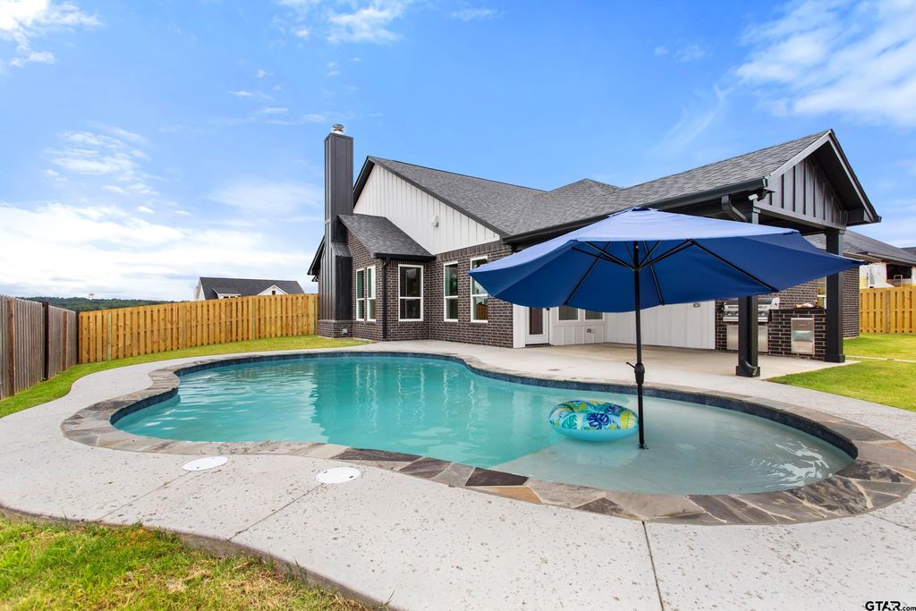 16430 Clearview Dr., Lindale, TX 75771
