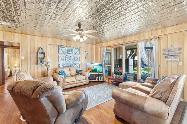 100 Pebble WAY, Buchanan Dam, TX 78609