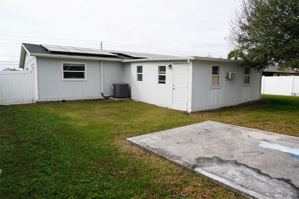 Image 26 of property listing at 821 Barber St, Sebastian, FL 32958