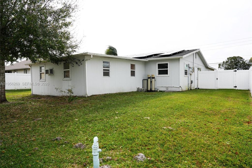 Image 27 of property listing at 821 Barber St, Sebastian, FL 32958