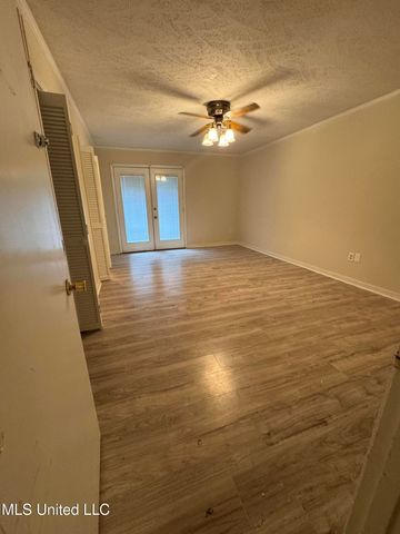 219 Lake Cove Drive, Jackson, MS 39212