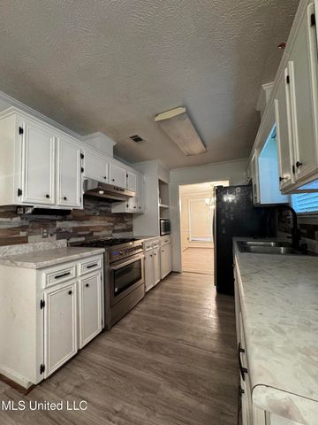 219 Lake Cove Drive, Jackson, MS 39212
