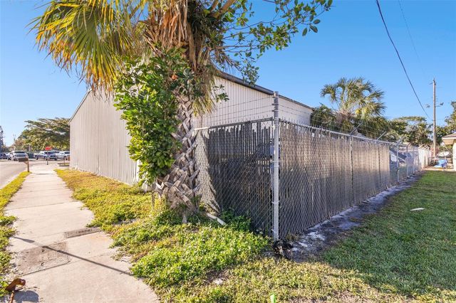 2011 9TH STREET W, Bradenton, FL 34205