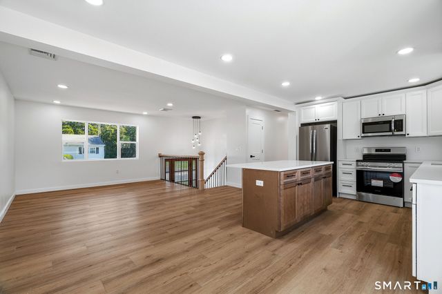 17 Fifth Avenue, Waterford, CT 06385