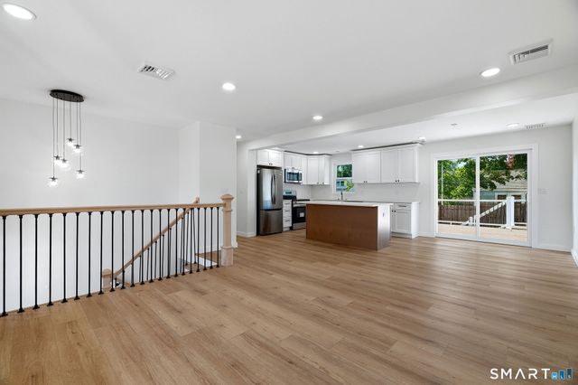 17 Fifth Avenue, Waterford, CT 06385