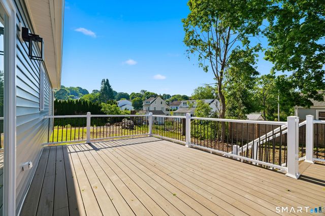 17 Fifth Avenue, Waterford, CT 06385