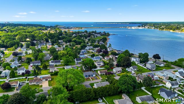 17 Fifth Avenue, Waterford, CT 06385