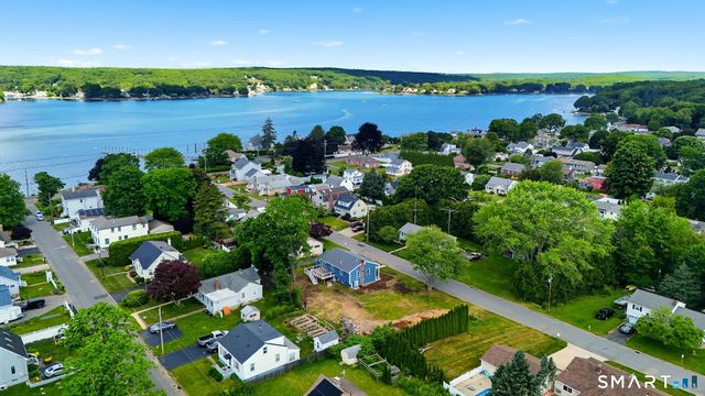 17 Fifth Avenue, Waterford, CT 06385