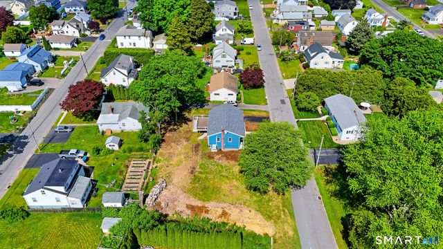 17 Fifth Avenue, Waterford, CT 06385
