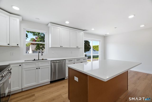 17 Fifth Avenue, Waterford, CT 06385