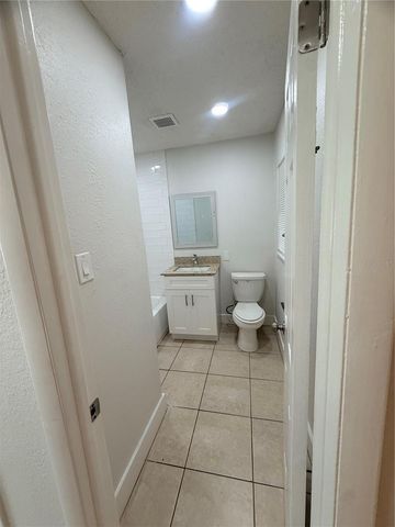 10123 N 11TH STREET B, Tampa, FL 33612