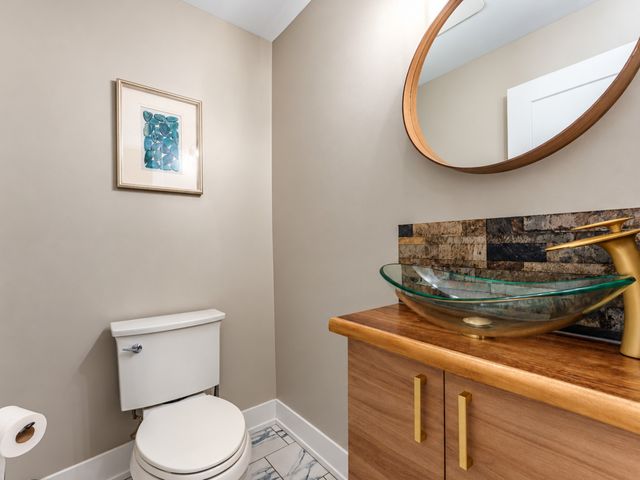 8454 S 85th Court, Hickory Hills, IL 60457