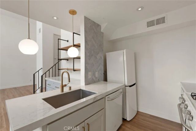 869 S Wooster 303, Los Angeles, CA 90035