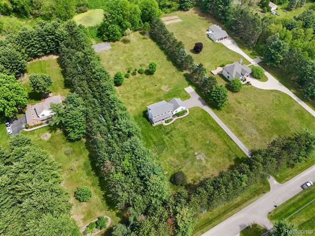 2724 Ore Valley Drive, Hartland Township, MI 48353
