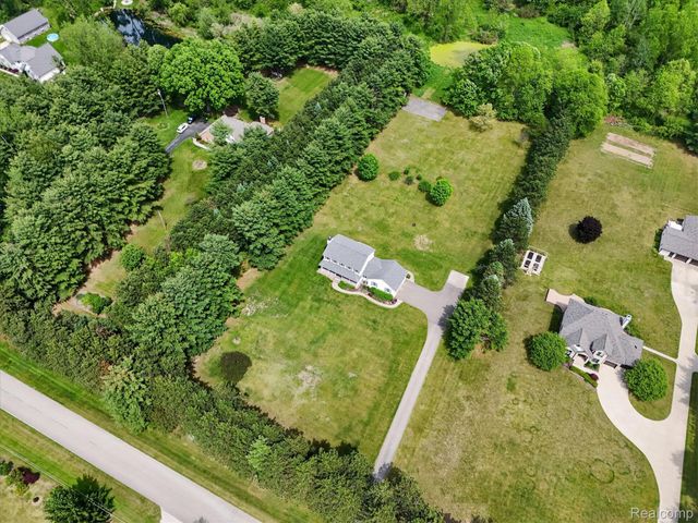 2724 Ore Valley Drive, Hartland Township, MI 48353