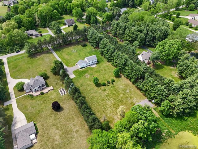 2724 Ore Valley Drive, Hartland Township, MI 48353