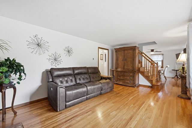 46 Country Rd, Agawam, MA 01001