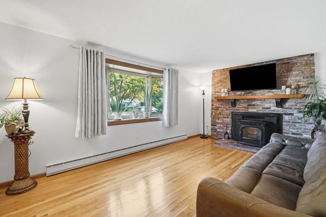 46 Country Rd, Agawam, MA 01001